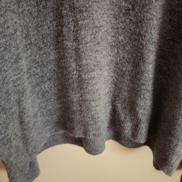 H&M Grey Knit Sweater Bejeweled Rhinestone Beaded Bow Embellishment Size Large - Picture 5 of 8